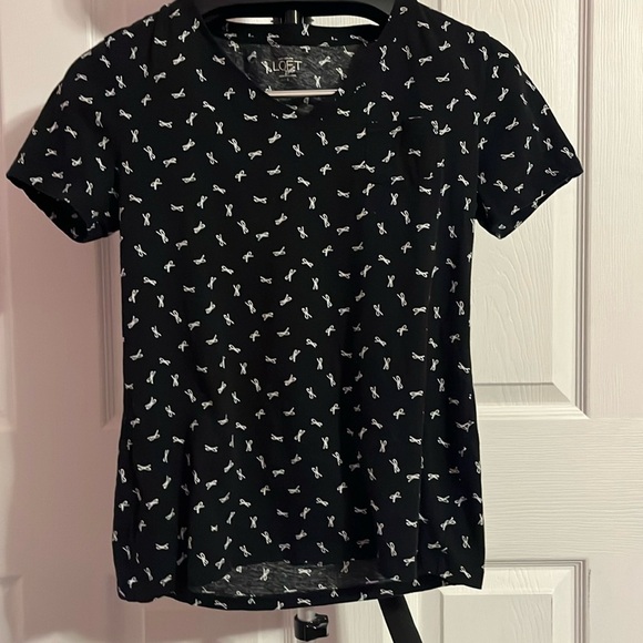 LOFT Tops - Loft Ann Taylor Black Pocket Tee W/ Bow Print Detail Size Small